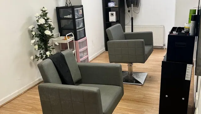 The waiting sofa at 121 Barber Therapy